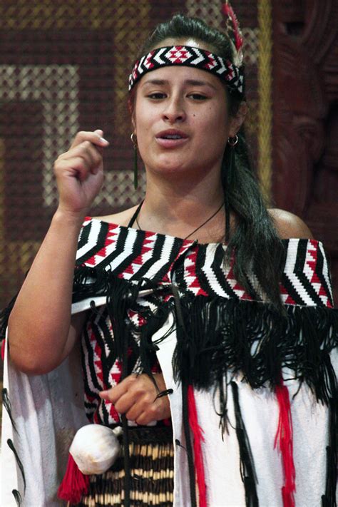 fileyoung maori woman dancerjpg wikimedia commons