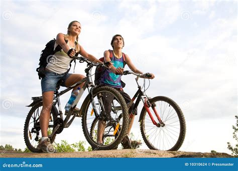 twee fietsers stock foto image  wijfje vrolijk bewolkt
