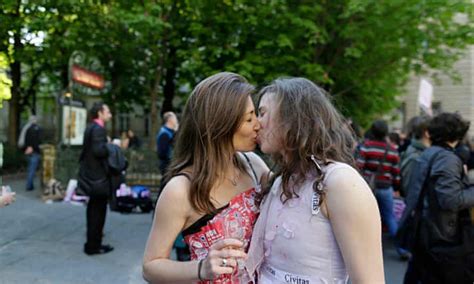 lesbians goodbye kiss leads to ‘humiliation in paris lgbt rights