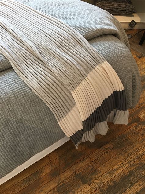 image   bed      grey  white bedspread