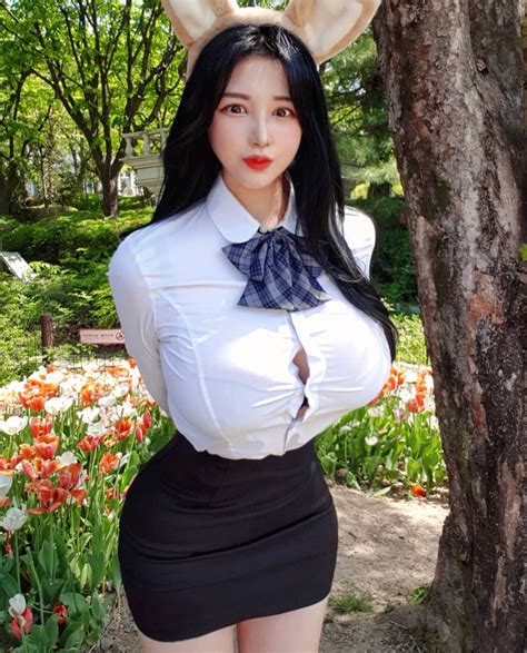 Người đẹp Hàn Quốc Bị Chỉ Trích Vì Mặc đồng Phục Bung Cúc Do Ngực