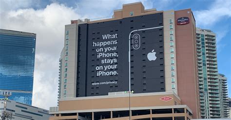 apple   large message plastered   side   hotel