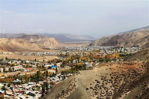 Вид на город Нарын с ближайшей горы Киргизия 2015