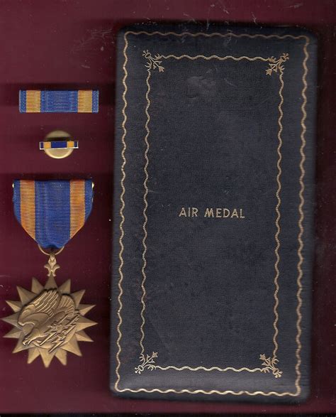 genuine vintage wwii air medal in case with ribbon bar and lapel pin