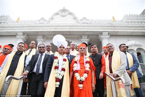 sadiq khan reaches out to london s hindu voters with a visit to one of