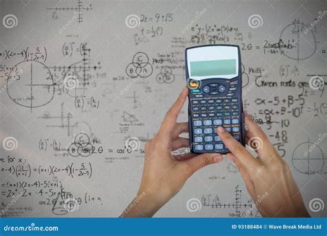 samengesteld beeld van bebouwde handen van onderneemster die calculator gebruiken stock foto