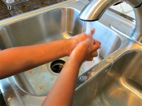 top  kitchen safety tips  teach  kids super healthy kids
