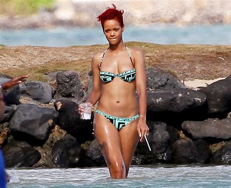 Rihanna S Sexy Bikini Body 123gist