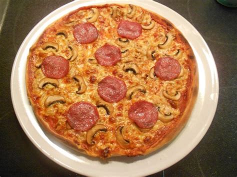 pizza speciale mit thunfisch zwiebeln champigons und salami rezept
