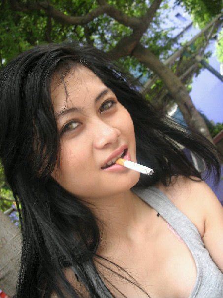 Aura Kasih Merokok Saat Abg Foto Sexy Artis Indonesia