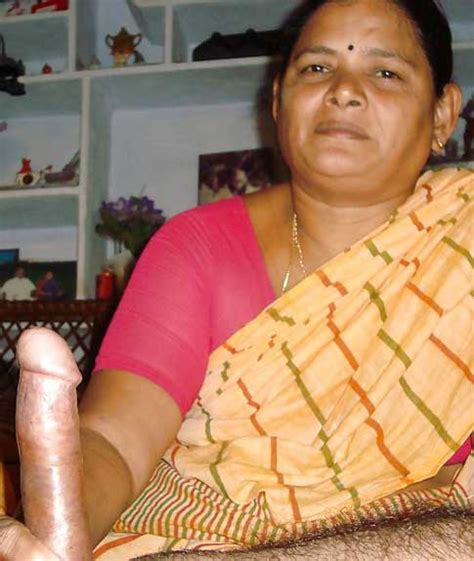 dost ki horny indian mom ne tel laga ke handjob diya sex pics