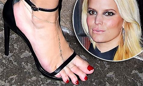 jessica simpson s long toes stick out over the edge of her sandals