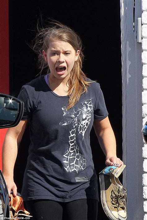 bindi irwin yelps as she steps on hot ground after dancing with the stars rehearsals daily