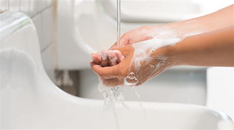 handen wassen na plassen alleen hygienisch als anderen kijken