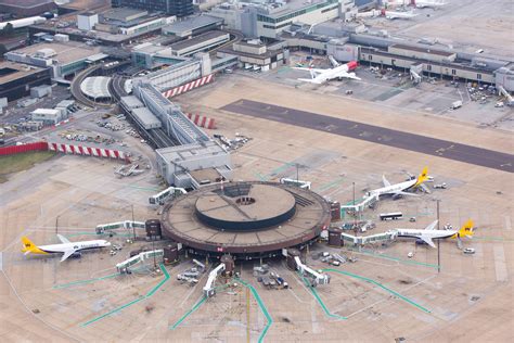 londons crowded gatwick hub plans flights  emergency runway bloomberg