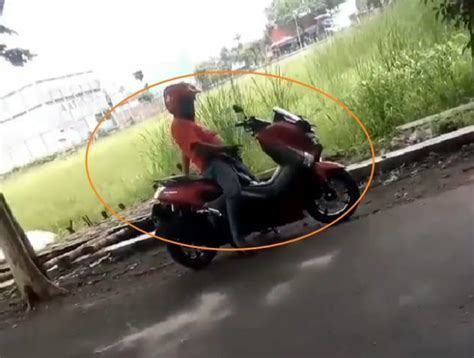 Viral Video Pria Sedang Onani Di Atas Motornya