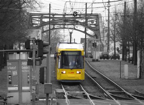 tram linie   berlin diese niederflurbahn kommt gerade von der