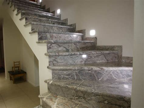 Siamo specializzati nell'estrazione e nella lavorazione della pietra di apricena da più di due generazioni. Scala interna marmo Fior di Pesco Carnico - Lagorai Pietre