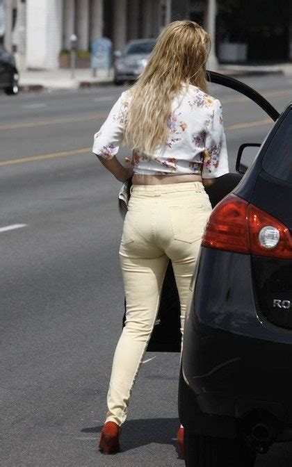 Holy Don T Alert Mischa Barton S Mom Jeans Crop Top And Serious Vpl