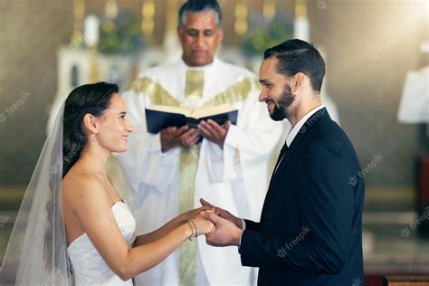 pareja casandose votos matrimoniales  compromiso de amor en el altar