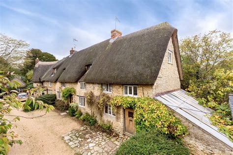 lovely english thatched roof cottages  heart britain
