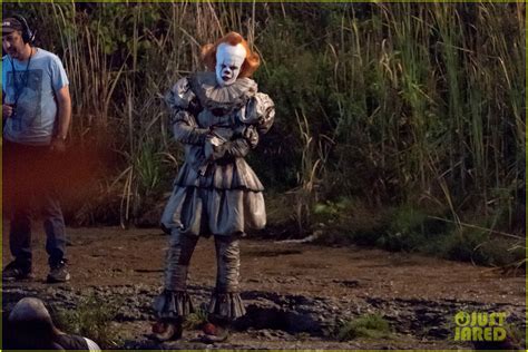 Bill Skarsgard Gets Into Character As Pennywise On It 2