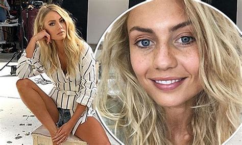the block star elyse knowles puts on leggy display in daisy dukes