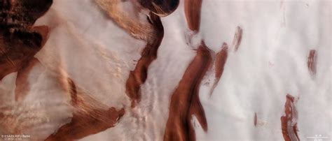 mars stunning polar ice caps spotted   image captures  orbiter