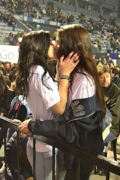pin de a n t ø ♡ en lgbti ‍ lesbianas besándose pareja de lesbianas