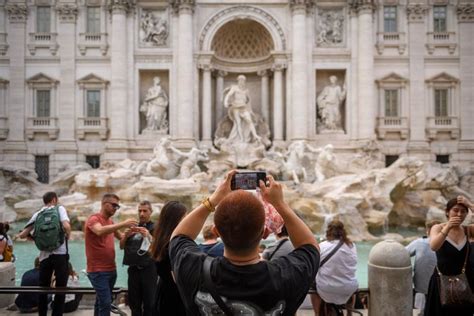 gesprek met onze correspondent hoe meer toeristen hoe beter er moet geld worden verdiend
