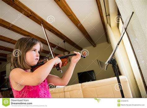 kind het spelen viool stock foto image  leuk oefening