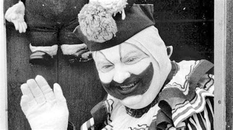 pogo el payaso asesino  se disfrazaba  cazar jovenes john wayne gacy youtube