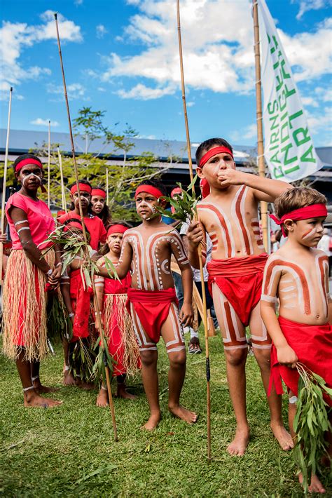 auf der cairns indigenous art fair stehen australiens ureinwohner im