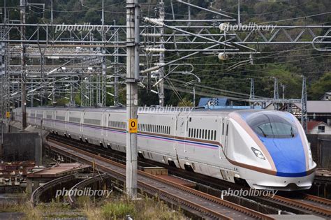 上越新幹線の高架区間をゆくe7系 写真素材 [ 6561452 ] フォトライブラリー Photolibrary
