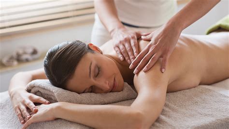 relaxing massage and facial pamper packages in carindale