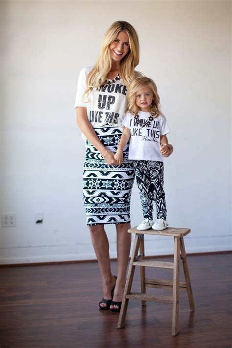 بالصور أجمل إطلالات الأمهات مع بناتهن بنفس الملابس