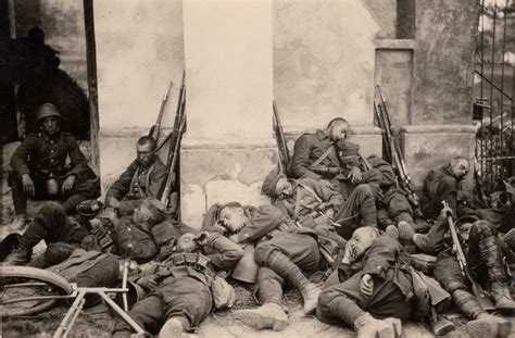 fuer soldaten sind auf diesem bild aus dem  weltkrieg zu sehen uniform weltkrieg