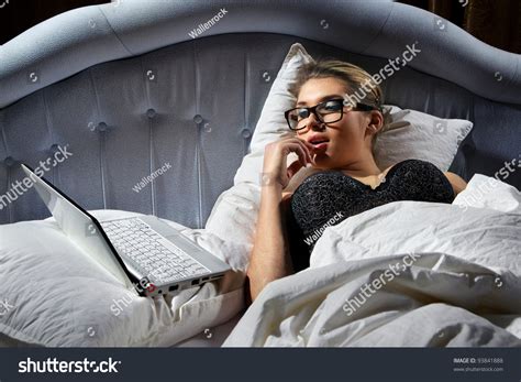 2 248 Imágenes De Girl On Bed Herself Imágenes Fotos Y Vectores De
