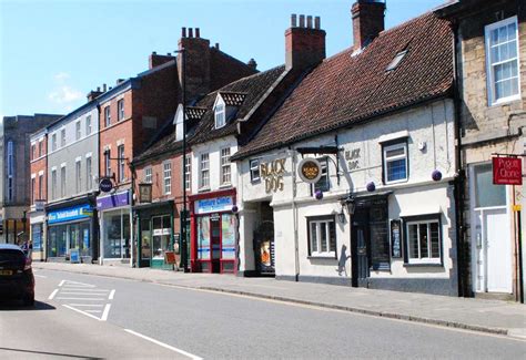 grantham town centre pubs close  large numbers expected  traveller