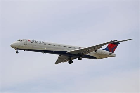 n988dl delta air lines mcdonnell douglas md 88 stored