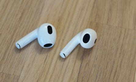 apple airpods  review solid revamp   fit  longer battery apple  guardian