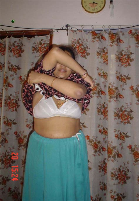 aunty saree stripping pics मोटी औरत की साड़ी में चुदाई
