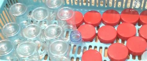 membersihkan botol plastik  pakai  alat sterilizer