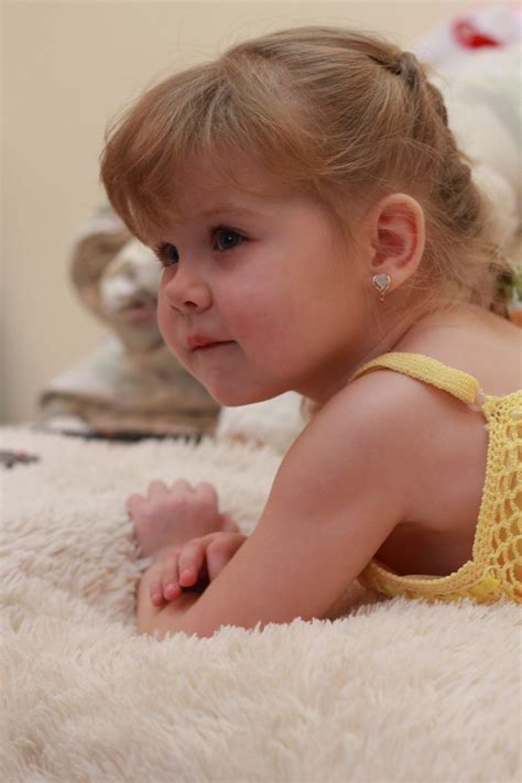 kostenlose foto person portraet klein kind frisur kinder kleid