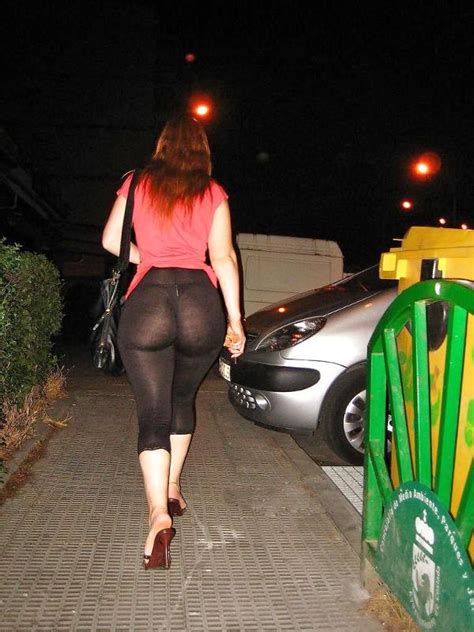 camera flash makes her yoga pants see through and reveals her thong girls in yoga pants
