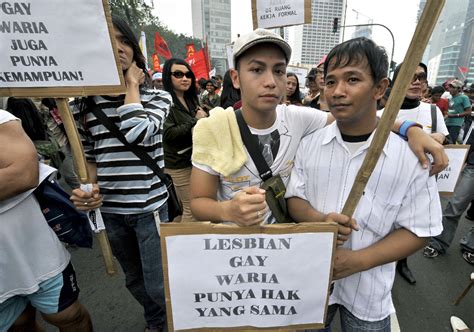 indonesia powerful islamic body issues edict against lgbt people
