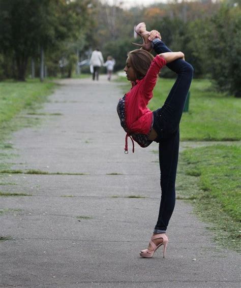 Flexible Streetballerina Sidewalk Dance In Heels Girls Stretching