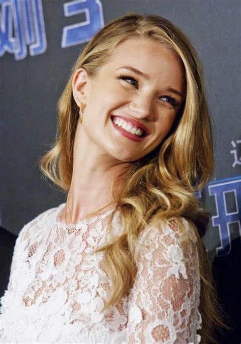 23 Beautiful Celebrity Women With Cute Dimples Cool Dump
