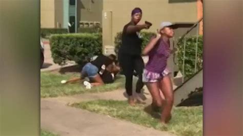 Texas Mom Pulls Gun On Teen Girl Amid Daughter S Brawl Video Shows