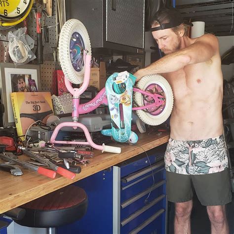 Dax Shepard Fixed His Daughter S Bike Shirtless And It S Priceless E